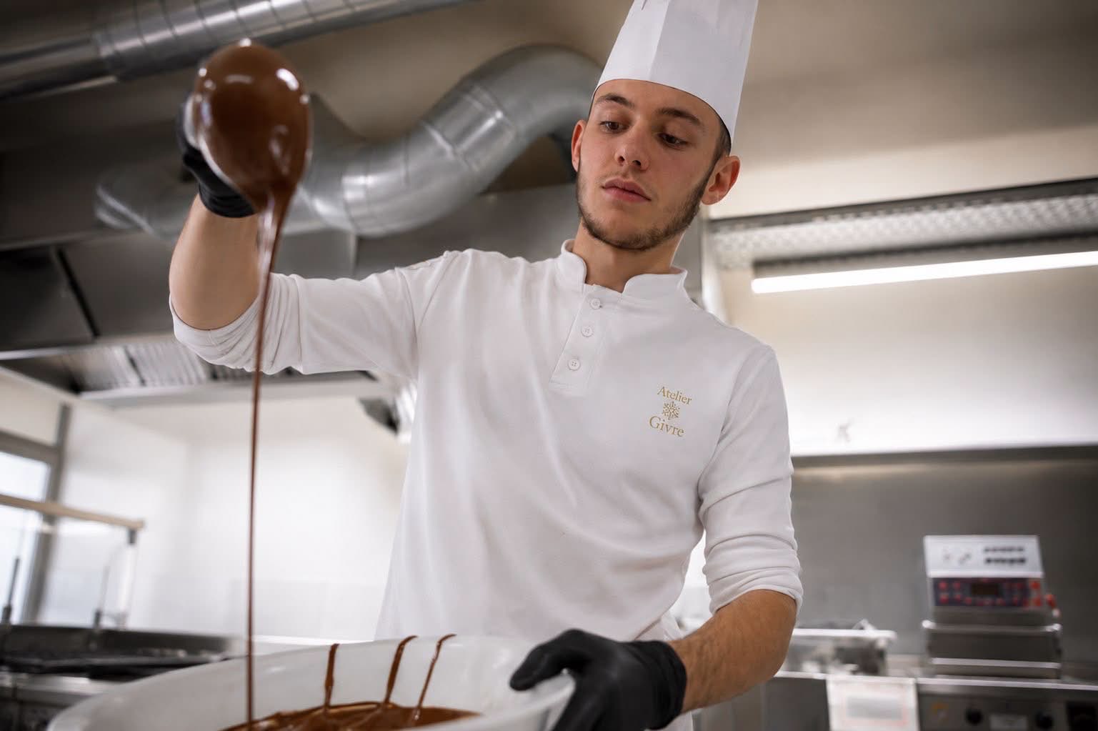 Kylian Givre, pâtissier-chocolatier, au travail à l'Atelier Givre